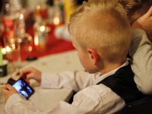 smartphone bambini babysitter rischi